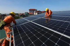 Hệ thống điện mặt trời áp mái của một gia đình tại huyện Mê Linh. (Ảnh: Ngọc Hà/TTXVN)