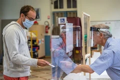 Người dân Paris, Pháp. (Ảnh: THX/TTXVN)