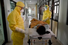 Diễn tập chăm sóc người bệnh nhiễm virus tại Indonesia. (Nguồn: AFP)