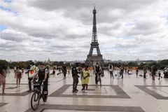 Người dân Pháp tại tháp Eiffel tại thủ đô Paris. (Ảnh: AFP/TTXVN)