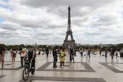Người dân Pháp tại tháp Eiffel tại thủ đô Paris. (Ảnh: AFP/TTXVN)