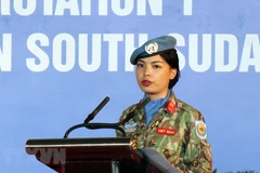 Sa Minh Ngọc, đại diện cán bộ, nhân viên Bệnh viện dã chiến cấp 2 số 1 tuyên thệ nhận nhiệm vụ trước giờ lên đường năm 2018. (Ảnh: Xuân Khu/TTXVN)