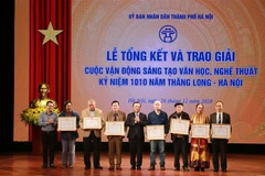 Trao giải cho các tác phẩm đoạt giải cao trong cuộc vận động. (Ảnh: Đinh Thuận/TTXVN)