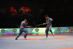 Biểu diễn kiếm thuật Vovinam-Việt võ đạo của thí sinh tại Chung kết Giải vô địch quốc gia Vovinam Việt võ đạo lần thứ 17. (Ảnh: Tấn Đạt/TTXVN) 