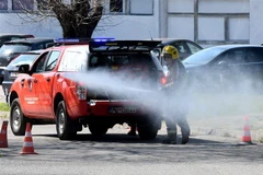 Phun thuốc khử trùng nhằm ngăn chặn sự lây lan của COVID-19 tại Podgorica, Montenegro. (Ảnh: AFP/TTXVN)