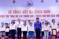 Trao giải cho các thí sinh. (Ảnh: Minh Huệ/Vietnam+)