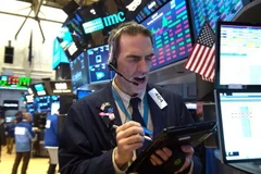 Hoạt động tại Sàn giao dịch Chứng khoán New York, Mỹ. (Ảnh: AFP/TTXVN)