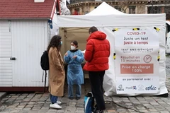 Một điểm xét nghiệm COVID-19 tại Paris, Pháp, ngày 16/12/2020. (Ảnh: THX/TTXVN)