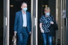 Người dân đeo khẩu trang phòng lây nhiễm COVID-19 tại Moskva, Nga. (Ảnh: THX/TTXVN)