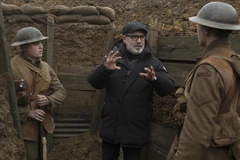 Đạo diễn Sam Mendes chỉ đạo diễn xuất trên phim trường. (Nguồn: screendaily.com)