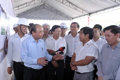 Thủ tướng Nguyễn Xuân Phúc thị sát tại khu vực cầu cạn Phú Nhuận, huyện Cay Lậy, tỉnh Tiền Giang, lý trình Km 76+759.28 thuộc gói thầu XL-13. (Ảnh: Thống Nhất/TTXVN)