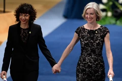 Hai nhà hóa học Emmanuelle Charpentier (trái) và Jennifer Anne Doudna (phải). (Ảnh: AFP/TTXVN)