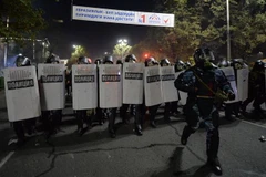 Cảnh sát được triển khai để đảm bảo trật tự tại thủ đô Bishkek, Kyrgyzstan, ngày 5/10/2020. (Ảnh: AFP/TTXVN)