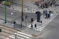 Người dân di chuyển trên đường phố tại Milan, Italy. (Ảnh: THX/TTXVN)