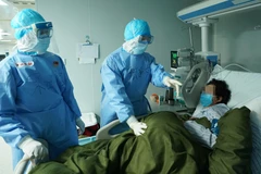 Bệnh nhân nhiễm COVID-19 được điều trị tại bệnh viện dã chiến ở Vũ Hán, tỉnh Hồ Bắc, Trung Quốc, ngày 17/3/2020. (Ảnh: THX/ TTXVN)