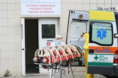 Chuyển bệnh nhân nhiễm COVID-19 tới bệnh viện ở Rome, Italy. (Ảnh: THX/TTXVN)