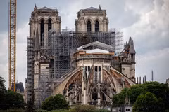 Nhà thờ Đức Bà ở Paris, Pháp trong quá trình phục dựng sau hỏa hoạn. (Ảnh: THX/TTXVN)