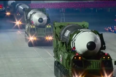 Bệ phóng tên lửa kiêm xe chở (TEL) của mẫu ICBM mới có đến 11 trục, 22 bánh xe. (Ảnh: AFP/TTXVN)