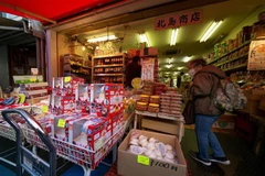 Khách hàng tới một cửa hàng bán thực phẩm ở Tokyo. (Ảnh: AFP/TTXVN)