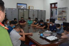 Lợi dụng công an đang chống dịch, nhóm đối tượng ra biển đánh bạc