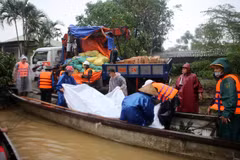 Lực lượng cứu hộ chuyển quà cứu trợ nhân dân vùng lũ lụt huyện Hải Lăng. (Ảnh: Hồ Cầu/TTXVN)