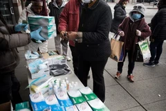 Khẩu trang, găng tay và nước khử khuẩn bày bán tại Brooklyn, New York (Mỹ) trong bối cảnh dịch COVID-19 lan mạnh. (Ảnh: THX/TTXVN)