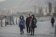 Người dân đeo khẩu trang phòng lây nhiễm COVID-19 tại Tehran, Iran. (Ảnh: THX/TTXVN)