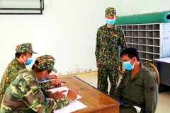 Cán bộ, chiến sỹ Đồn Biên phòng Cửa khẩu Chi Ma lấy lời khai đối tượng đưa người nhập cảnh trái phép. (Ảnh: Thái Thuần/TTXVN)