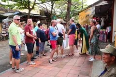 Khách quốc tế tham quan phố cổ Hội An tăng trở lại sau nhiều ngày sụt giảm do lo ngại dịch COVID-19. (Ảnh: Đoàn Hữu Trung/TTXVN)