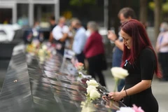 Thân nhân dự lễ tưởng niệm các nạn nhân tử nạn trong vụ tấn công khủng bố 11/9 cách đây 19 năm tại Đài tưởng niệm và Bảo tàng 11/9, ở New York (Mỹ), ngày 11/9/2020. (Ảnh: AFP/TTXVN)