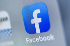 Biểu tượng của Facebook trên màn hình máy tính bảng. (Ảnh: AFP/TTXVN)