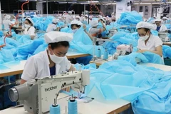 Công nhân Công ty cổ phần đầu tư và thương mại TNG sản xuất hàng dệt may xuất khẩu. (Ảnh: Hoàng Nguyên/TTXVN)