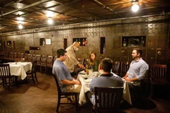 Thực khách dùng bữa tại một nhà hàng ở New York, Mỹ ngày 30/9/2020. (Ảnh: THX/TTXVN)