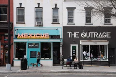 Các cửa hàng kinh doanh đóng cửa do dịch COVID-19 tại Washington D.C, Mỹ. (Ảnh: AFP/TTXVN)