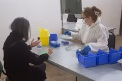 Xét nghiệm máu nhằm phát hiện nhanh người nhiễm COVID-19 tại trung tâm xét nghiệm ở Tây London, Anh. (Ảnh: Dailymail/TTXVN)