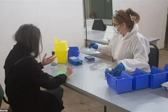 Xét nghiệm máu nhằm phát hiện nhanh người nhiễm COVID-19 tại trung tâm xét nghiệm ở Tây London, Anh. (Ảnh: Dailymail/TTXVN)