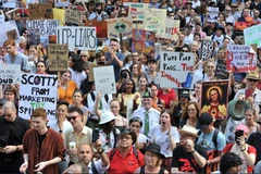 Người dân tuần hành kêu gọi Chính phủ có hành động khẩn cấp đối phó với tình trạng biến đối khí hậu tại Sydney, Australia ngày 10/1/2020. (Ảnh: AFP/TTXVN)