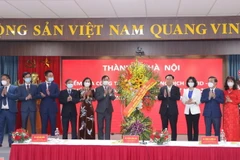 Bí thư Thành ủy Hà Nội Vương Đình Huệ tặng hoa chúc mừng cán bộ, nhân viên, y, bác sỹ của Bệnh viện Thanh Nhàn nhân ngày Thầy thuốc Việt Nam. (Ảnh: Hoàng Hiếu/TTXVN)