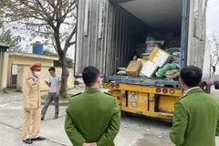 Xe đầu kéo chở 10 tấn thực phẩm bẩn. (Ảnh: Trịnh Duy Hưng/TTXVN)