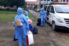 Ngành Y tế Quảng Bình triển khai các biện pháp phòng dịch, đưa trường hợp F1 là cháu H.N.L đi cách ly y tế tập trung và lấy mẫu xét nghiệm theo quy định. (Ảnh: TTXVN phát)