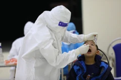 Người dân của 3 phường lân cận phường Quan Hoa sẽ được lấy mẫu tại đây. (Ảnh: Huy Hùng/TTXVN)