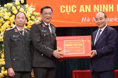 Thủ tướng Nguyễn Xuân Phúc tặng quà cán bộ, chiến sỹ Cục An ninh nội địa. (Ảnh: Thống Nhất/TTXVN)