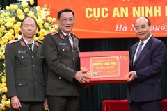 Thủ tướng Nguyễn Xuân Phúc tặng quà cán bộ, chiến sỹ Cục An ninh nội địa. (Ảnh: Thống Nhất/TTXVN)