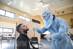 Xét nghiệm COVID-19 cho người dân ở Israel. (Ảnh: THX/TTXVN)