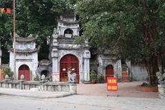 Đền Mẫu tại phố Hiến đóng cửa, căng dây không tiếp đón du khách. (Ảnh: Đinh Tuấn/TTXVN)