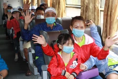 Công nhân lao động trên chuyến tàu mùa Xuân. (Ảnh: Thanh Vũ/TTXVN)