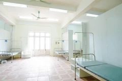 Các phòng bệnh nhân nặng tại Bệnh viện dã chiến số 3 ở Hải Dương có bố trí nút nhấn khẩn cấp báo đến trung tâm chỉ huy. Vách ngăn các buồng bệnh được lắp đặt đúng theo tiêu chuẩn phòng, chống dịch. (Ảnh: TTXVN phát)