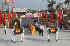 Các đại biểu dâng hương, dâng hoa lên các anh hùng liệt sỹ trong lễ cầu siêu. (Ảnh: Bùi Giang/TTXVN)