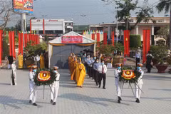 Các đại biểu dâng hương, dâng hoa lên các anh hùng liệt sỹ trong lễ cầu siêu. (Ảnh: Bùi Giang/TTXVN)