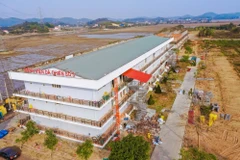 Bệnh viện có diện tích khoảng 5.000m2, vốn là Trung tâm thực hành Thực nghiệm, trường Đại học Sao Đỏ - Cơ sở 2 (Chí Linh, Hải Dương) đã được cải tạo theo đúng thiết kế vận hành của một bệnh viện dã chiến tiêu chuẩn. (Ảnh: TTXVN phát)